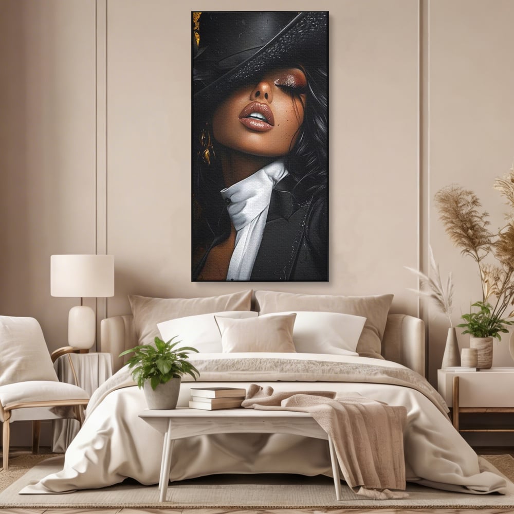 Tablou canvas cu tablou canvas cu femeie in joben si frac, in rama de aluminiu negru, pe perete intr-un dormitor